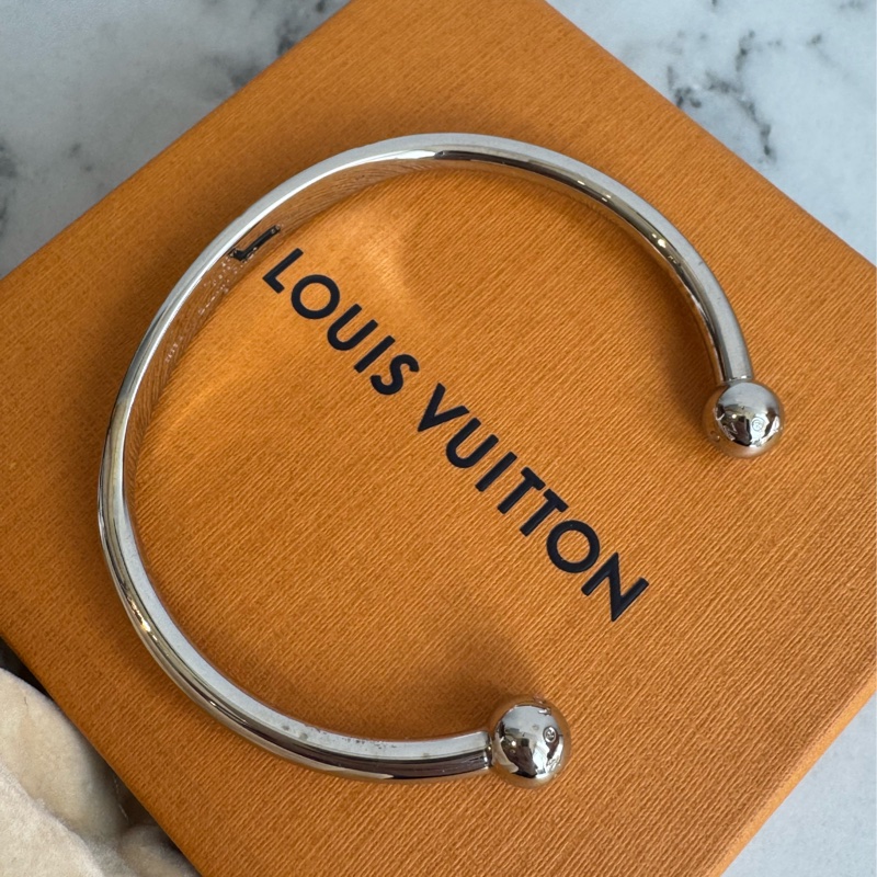 LV M84639銀色LV半圓手環-2