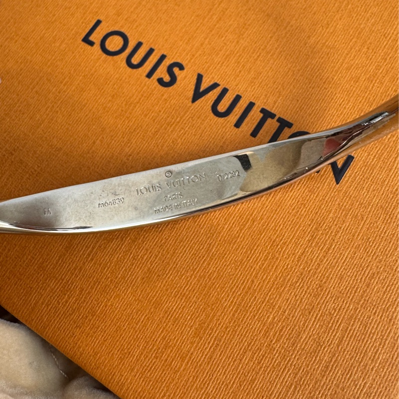 LV M84639銀色LV半圓手環-4