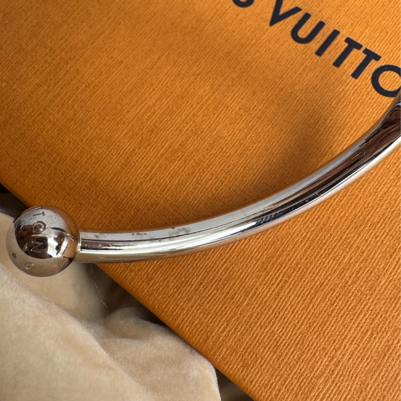 LV M84639銀色LV半圓手環-5