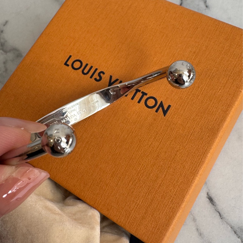 LV M84639銀色LV半圓手環-6