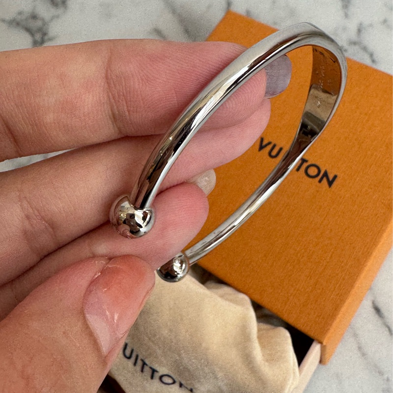 LV M84639銀色LV半圓手環-9