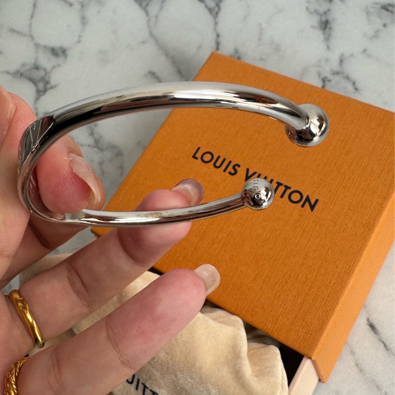 LV M84639銀色LV半圓手環-10