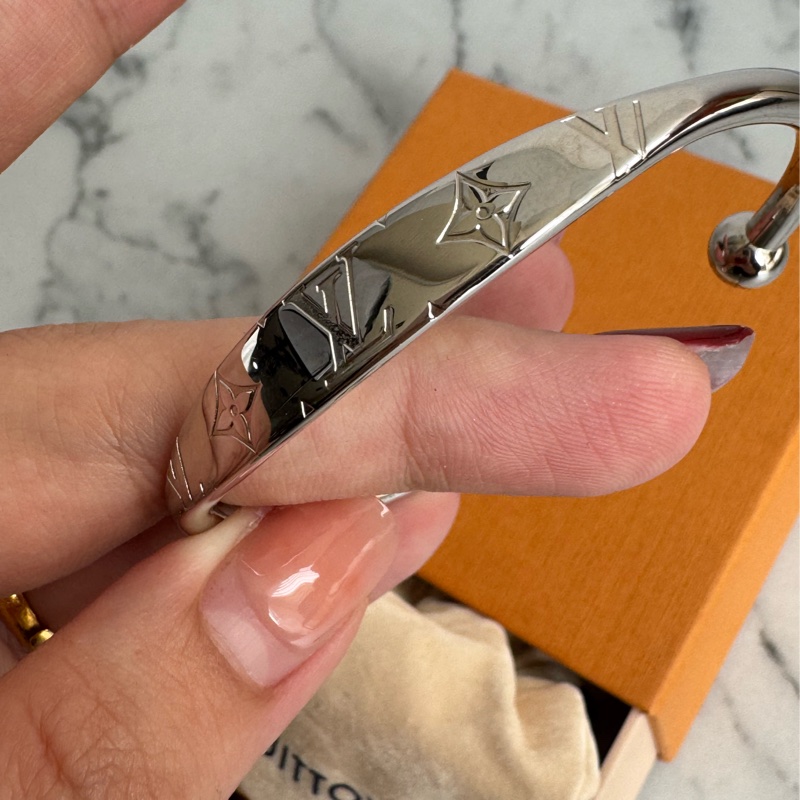 LV M84639銀色LV半圓手環-11