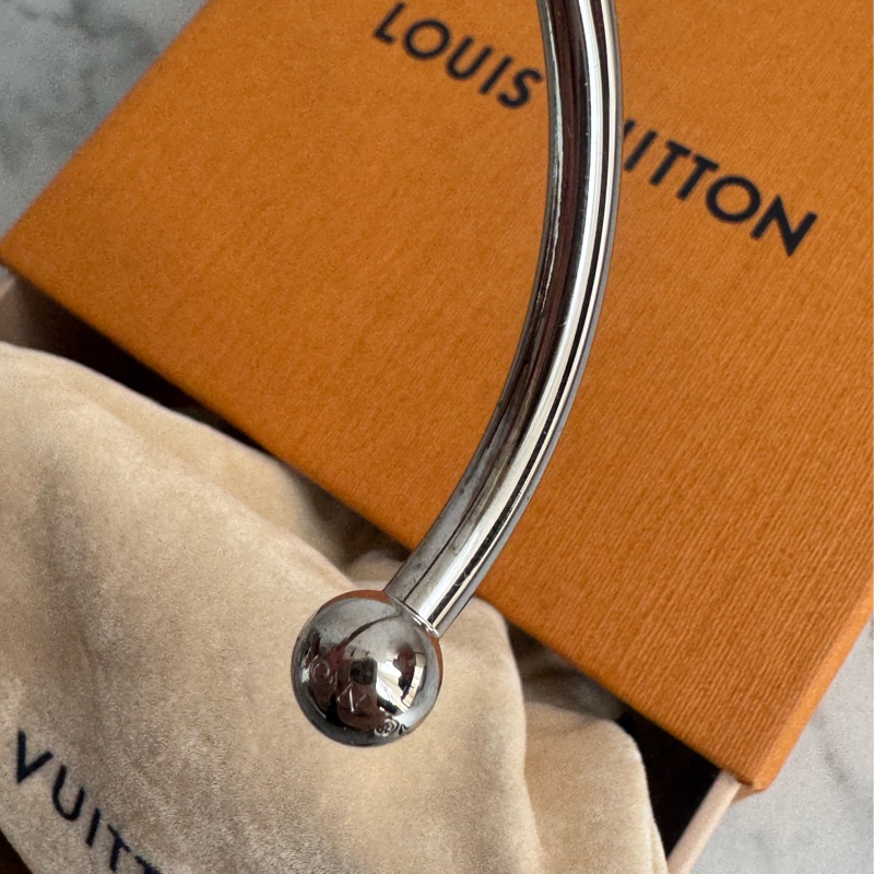 LV M84639銀色LV半圓手環-12