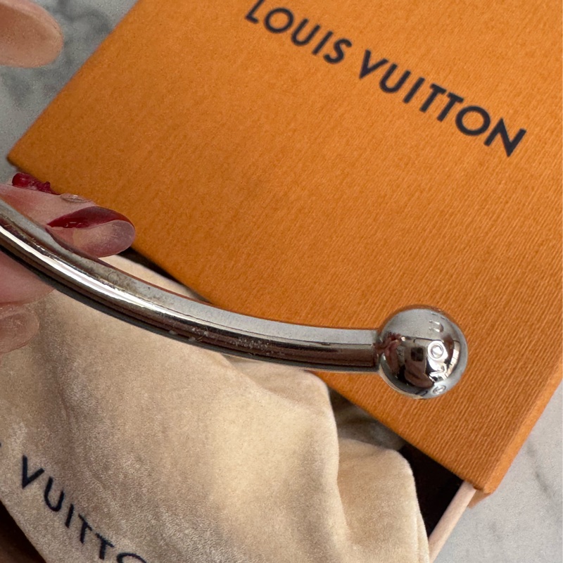 LV M84639銀色LV半圓手環-13