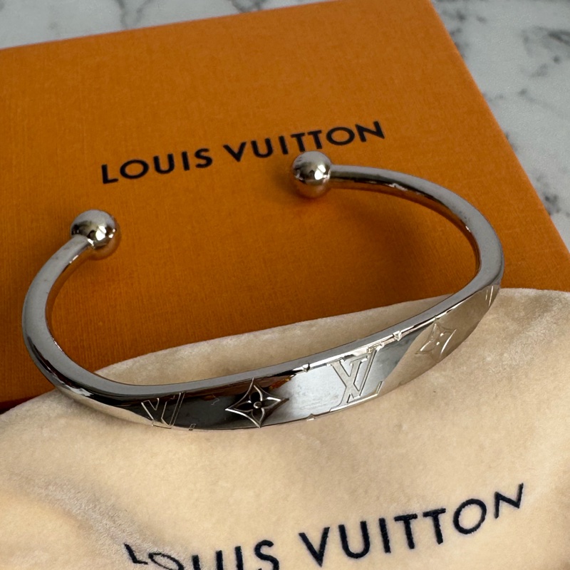 LV M84639銀色LV半圓手環-14
