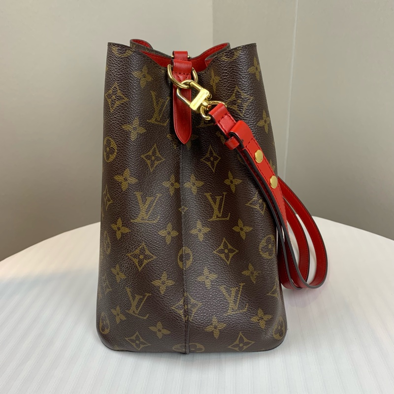 路易威登/Louis Vuitton NéoNoé MM水桶包 經典棕色老花配亮眼的紅色牛皮 26x17.5x26cm-3