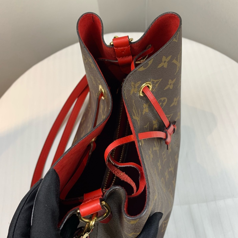 路易威登/Louis Vuitton NéoNoé MM水桶包 經典棕色老花配亮眼的紅色牛皮 26x17.5x26cm-6