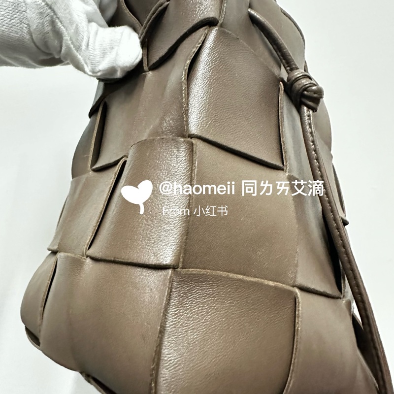 BOTTEGA VENETA Cassette 斜背水桶包-11