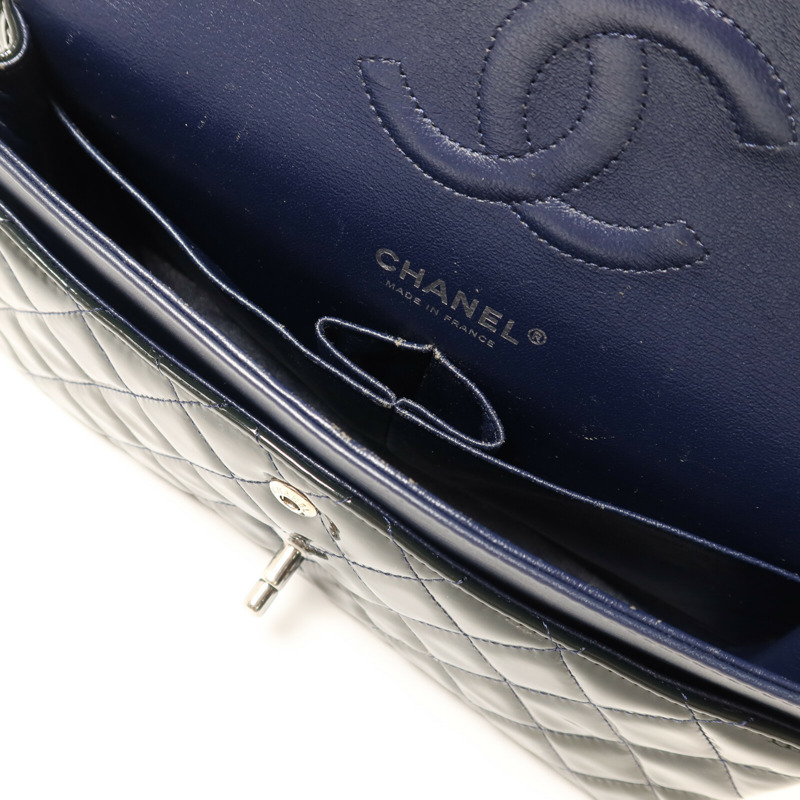 CHANEL 漆皮皮革Classic Medium銀扣鏈帶肩背袋-4