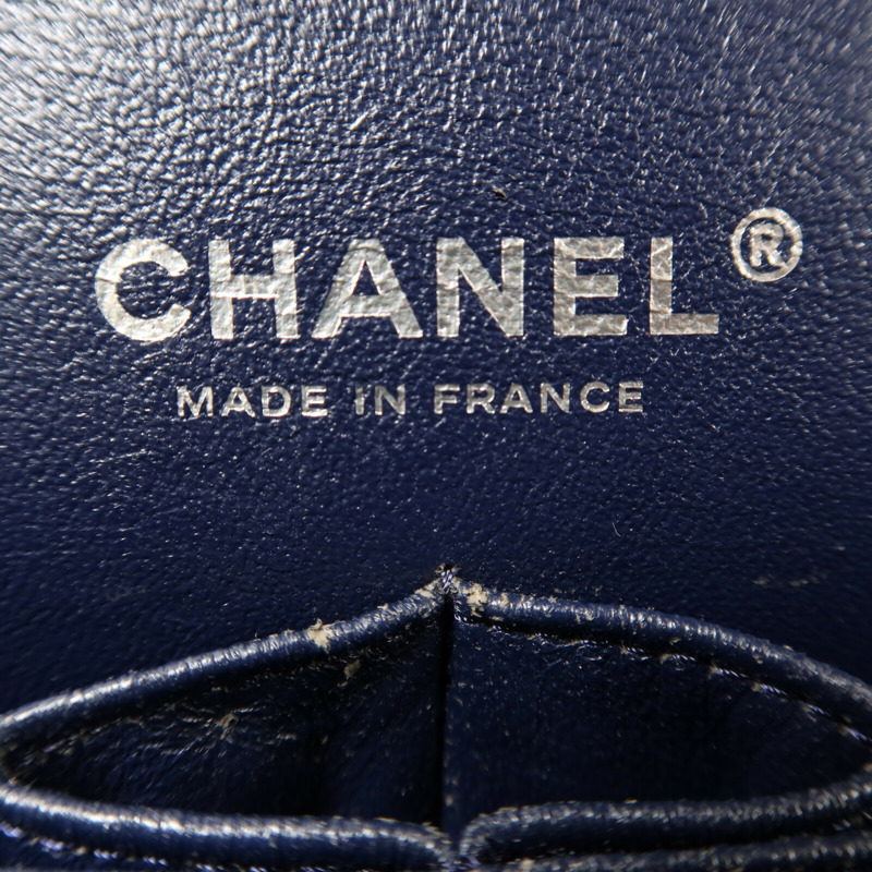 CHANEL 漆皮皮革Classic Medium銀扣鏈帶肩背袋-5