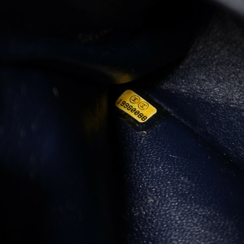 CHANEL 漆皮皮革Classic Medium銀扣鏈帶肩背袋-6