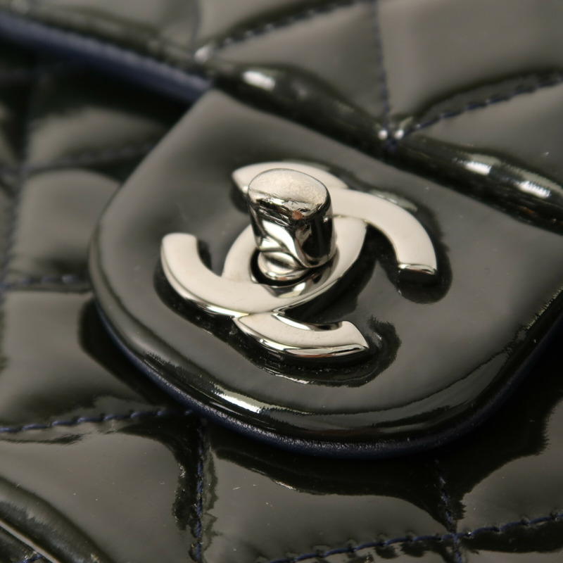 CHANEL 漆皮皮革Classic Medium銀扣鏈帶肩背袋-9