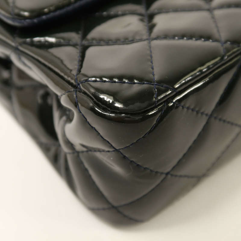 CHANEL 漆皮皮革Classic Medium銀扣鏈帶肩背袋-11