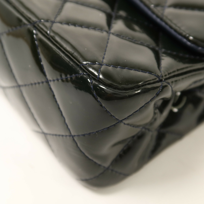 CHANEL 漆皮皮革Classic Medium銀扣鏈帶肩背袋-12