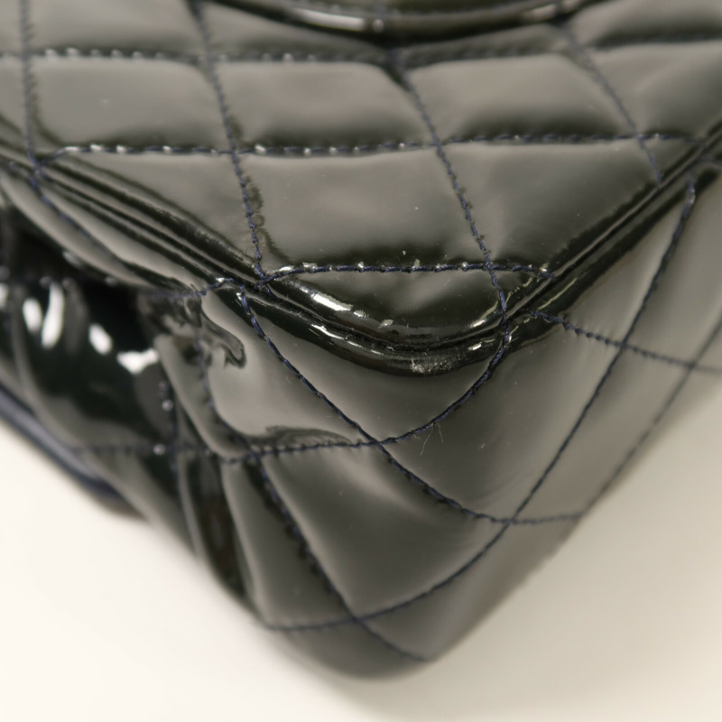 CHANEL 漆皮皮革Classic Medium銀扣鏈帶肩背袋-13