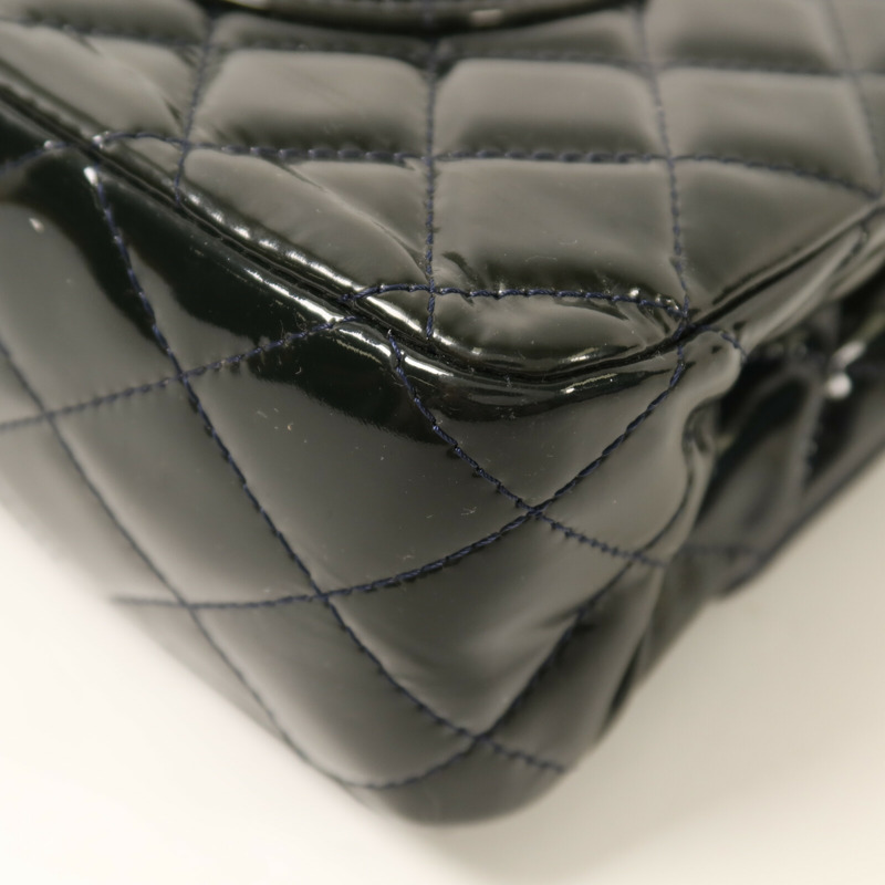 CHANEL 漆皮皮革Classic Medium銀扣鏈帶肩背袋-14