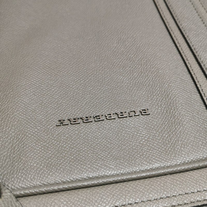 Burberry牛皮純色字母logo斜挎包單肩包-11