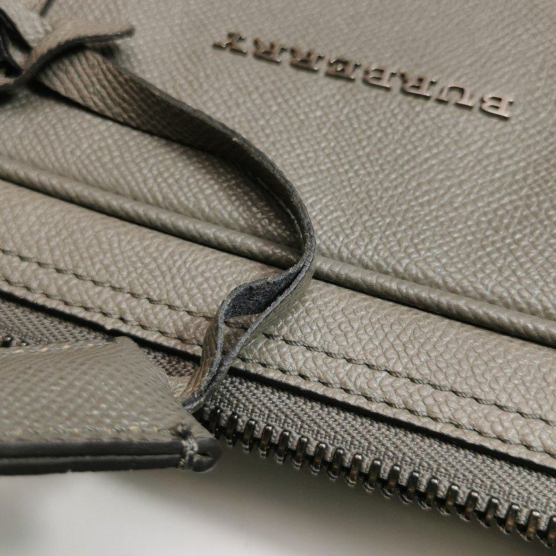 Burberry牛皮純色字母logo斜挎包單肩包-21