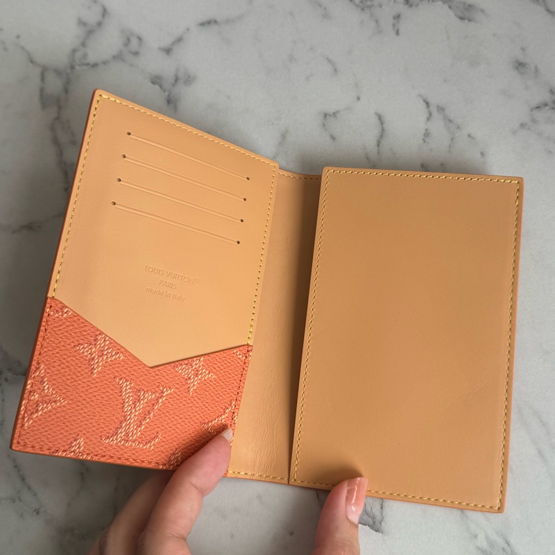 LV橘色護照夾-10