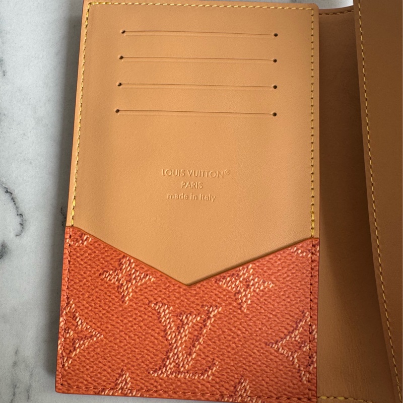 LV橘色護照夾-11