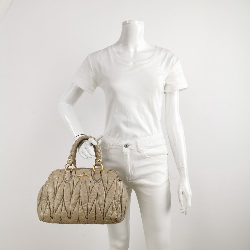 Miu Miu油蠟皮純色絎縫字母logo手提包-1