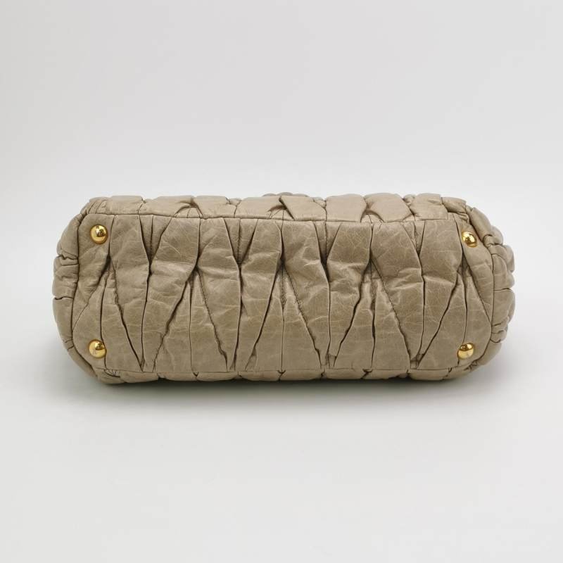 Miu Miu油蠟皮純色絎縫字母logo手提包-5