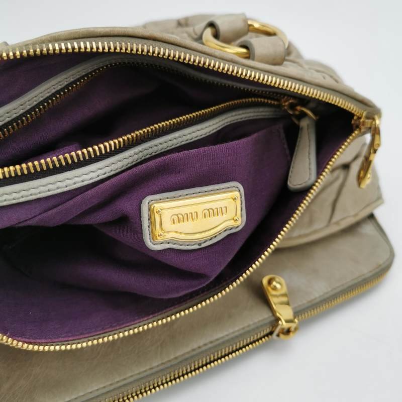 Miu Miu油蠟皮純色絎縫字母logo手提包-7