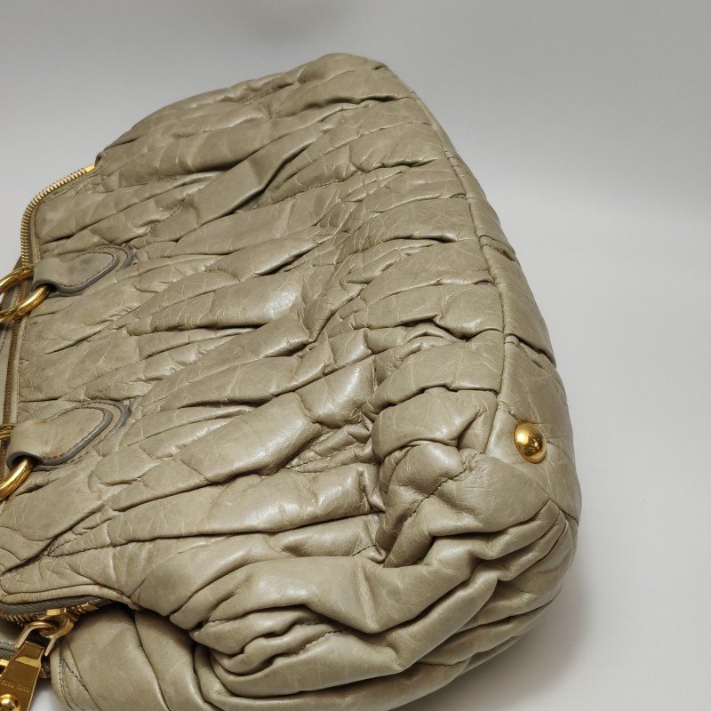 Miu Miu油蠟皮純色絎縫字母logo手提包-17