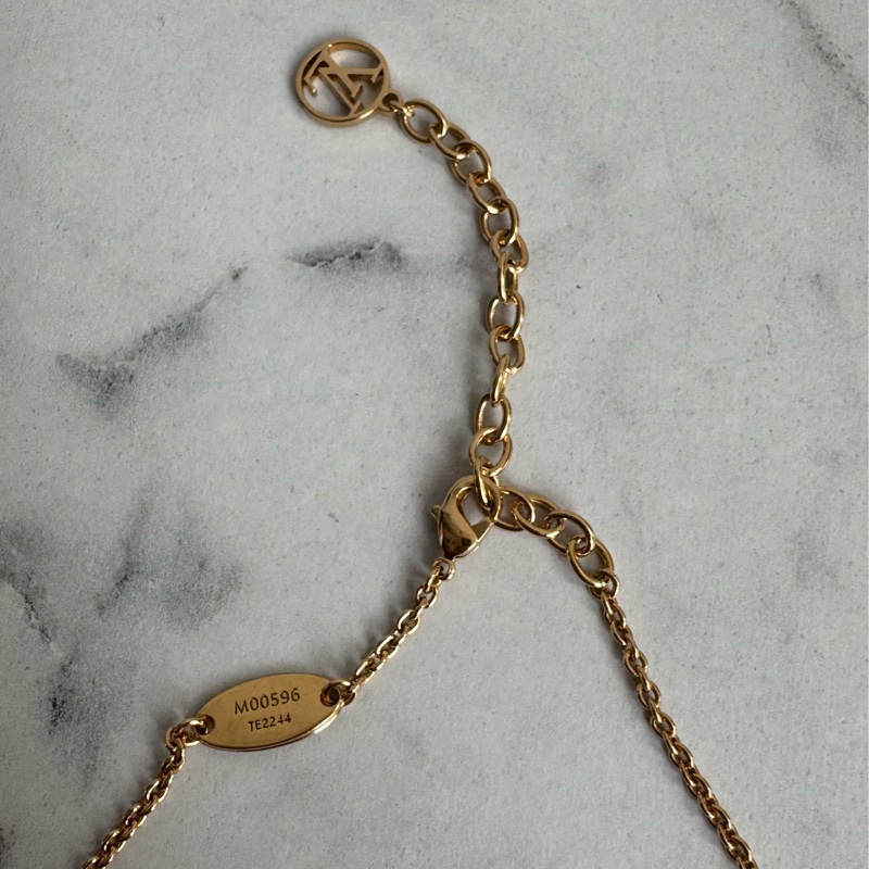 LV M06596 lv logo鑽金項鏈-3
