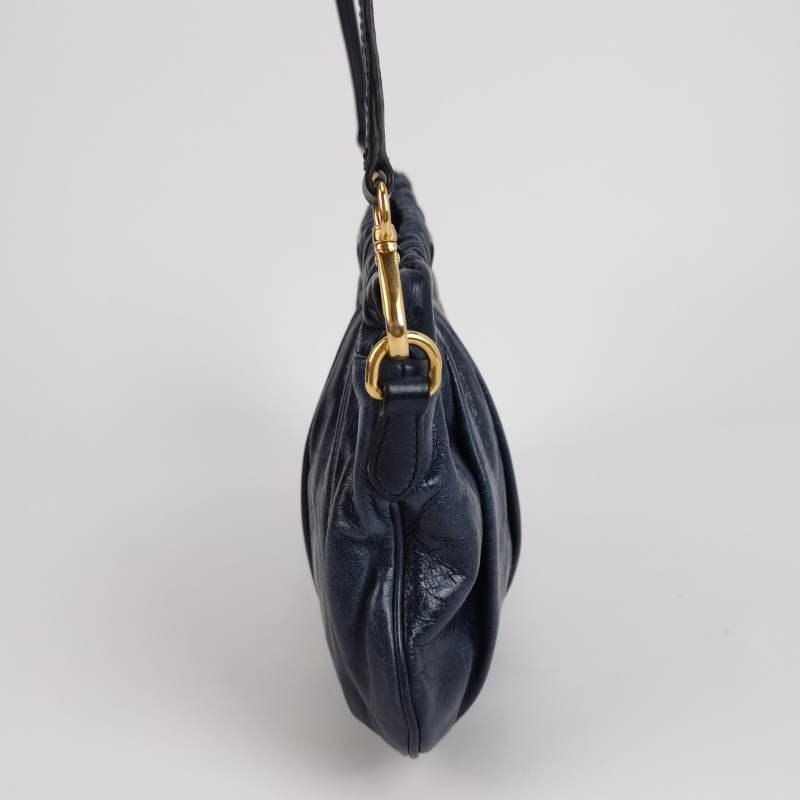 Miu Miu油蠟皮純色褶皺字母logo斜挎包單肩包-2