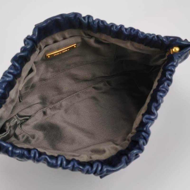 Miu Miu油蠟皮純色褶皺字母logo斜挎包單肩包-6