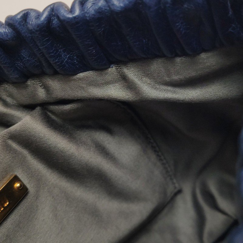 Miu Miu油蠟皮純色褶皺字母logo斜挎包單肩包-10