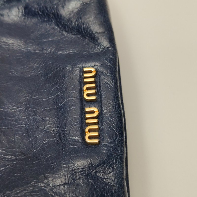 Miu Miu油蠟皮純色褶皺字母logo斜挎包單肩包-14