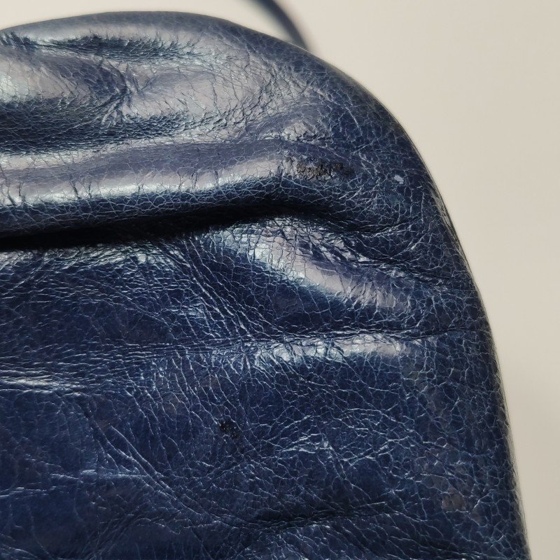 Miu Miu油蠟皮純色褶皺字母logo斜挎包單肩包-19