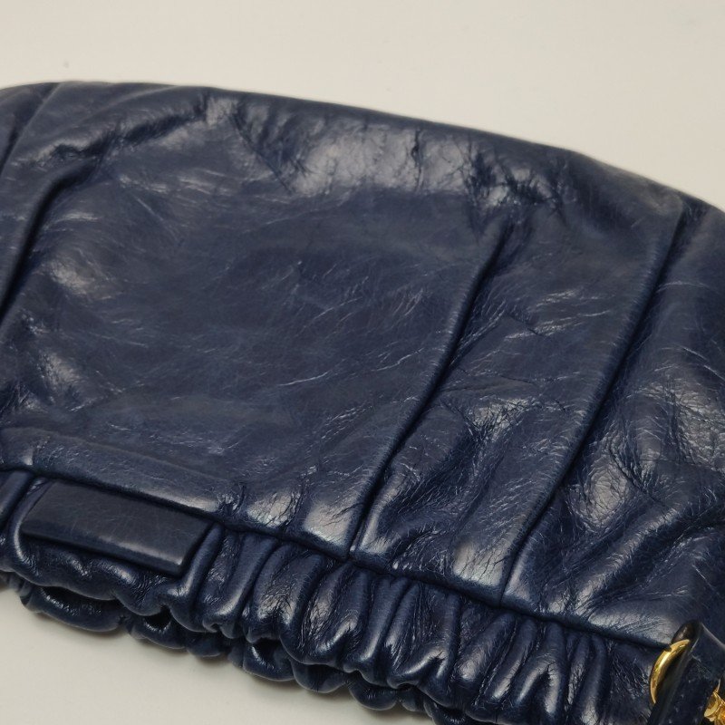 Miu Miu油蠟皮純色褶皺字母logo斜挎包單肩包-21