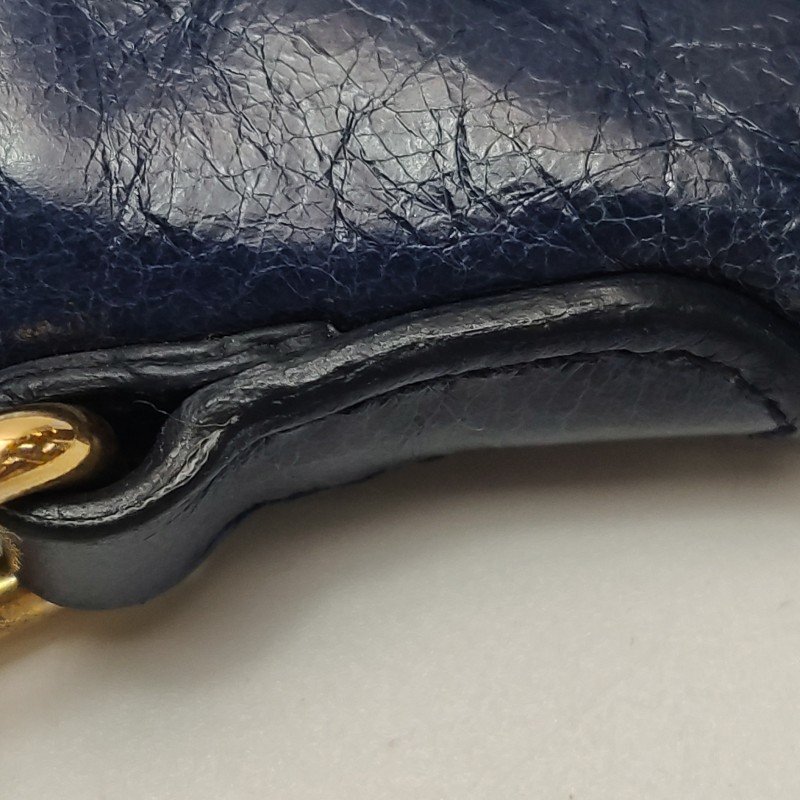 Miu Miu油蠟皮純色褶皺字母logo斜挎包單肩包-24