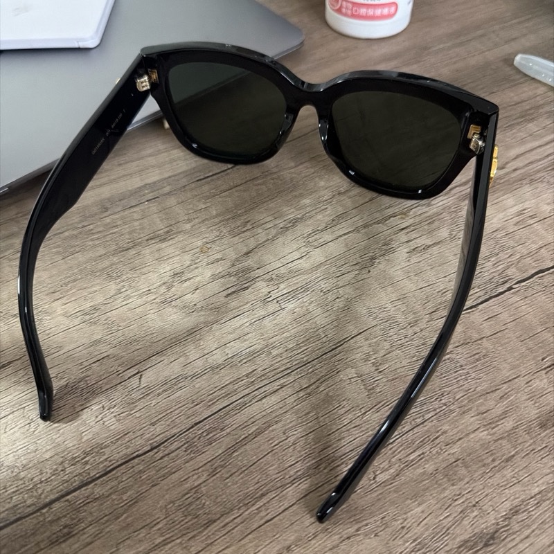 gucci 雙G金色logo墨鏡-1
