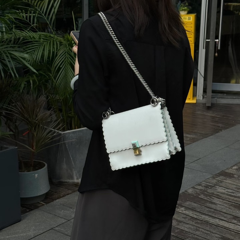 FENDI  KANI波浪肩背斜背包19*15*9 98新配件塵袋-0