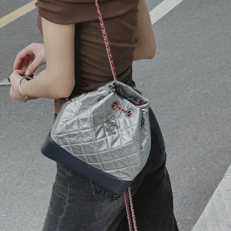 Chanel拼色流浪後背包 極少見太空銀 銀扣 皺摺牛皮 22*23*10 98新配件塵袋-1