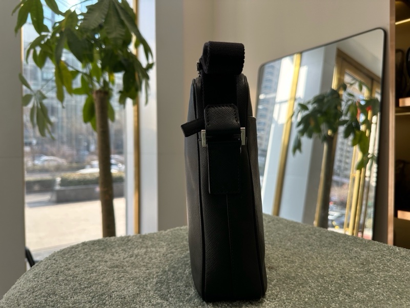 98新Prada 普拉達 男士斜挎包 郵差包 牛皮 無附件-1