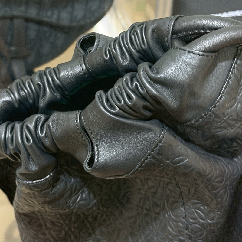 🎩🎩LOEWE羅意威Yago系列黑色抽繩背包-5