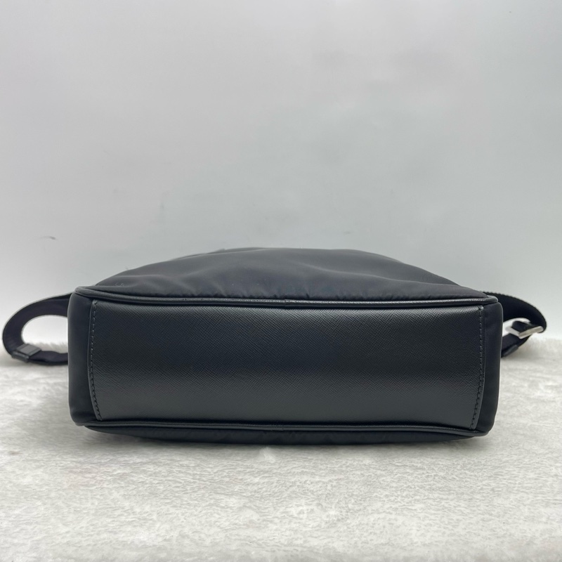 普拉達/Prada 經典黑色尼龍斜挎包 有卡 尼龍面料 抗皺防水-3