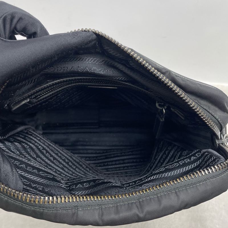 普拉達/Prada 經典黑色尼龍斜挎包 有卡 尼龍面料 抗皺防水-5