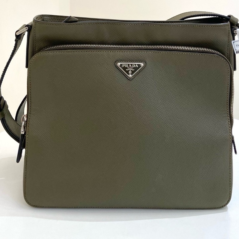 Prada普拉達男士灰綠色全皮斜挎單肩包  尺寸：29*25*8-0