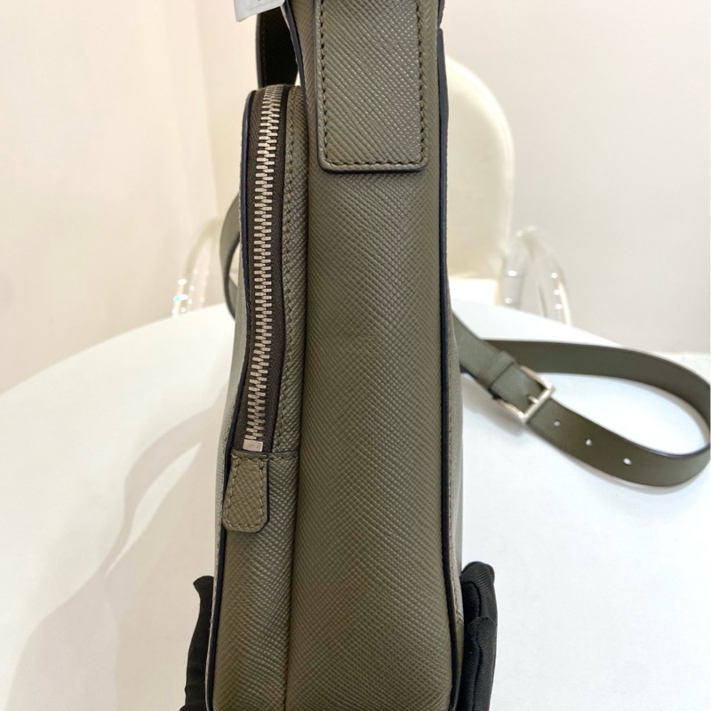 Prada普拉達男士灰綠色全皮斜挎單肩包  尺寸：29*25*8-1