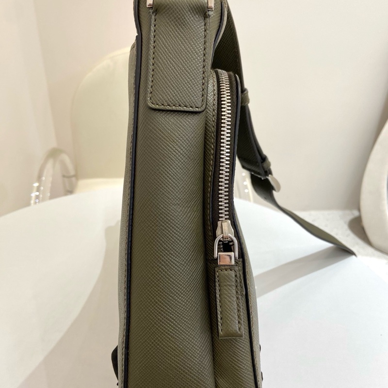 Prada普拉達男士灰綠色全皮斜挎單肩包  尺寸：29*25*8-2