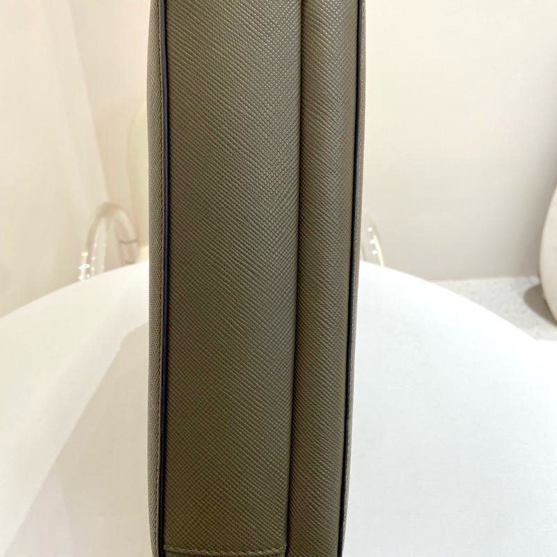 Prada普拉達男士灰綠色全皮斜挎單肩包  尺寸：29*25*8-3