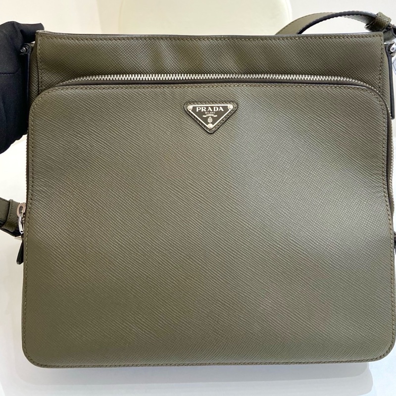 Prada普拉達男士灰綠色全皮斜挎單肩包  尺寸：29*25*8-8