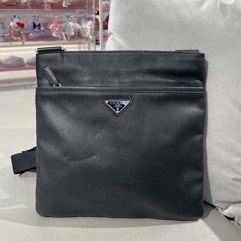 prada普拉達 黑銀牛皮全皮郵差斜挎包 無附件